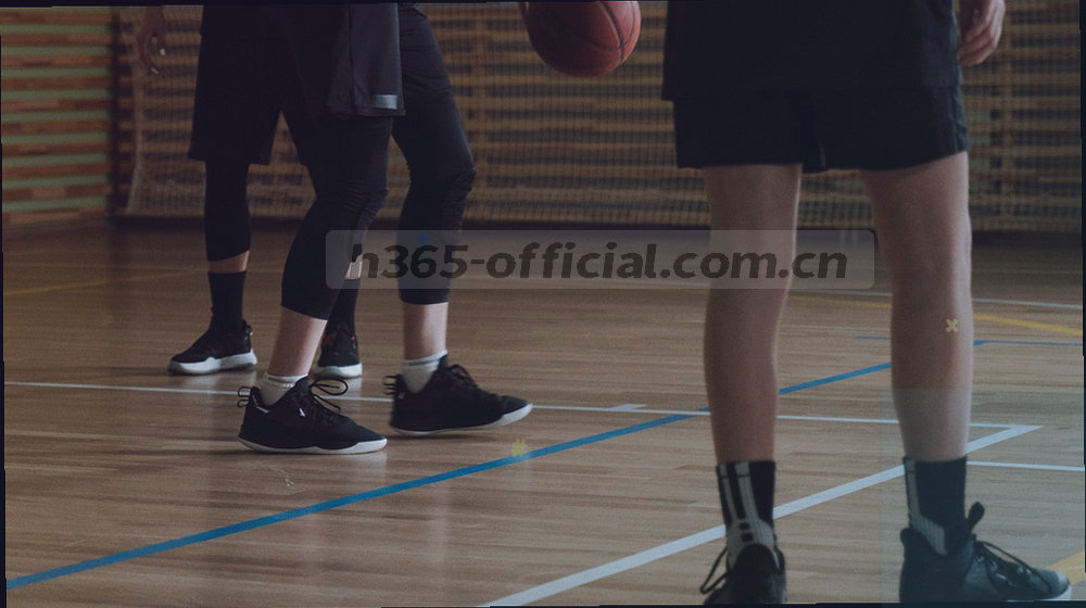 礼包码目录对照截面，左列批次与右列领取条件逐行对齐